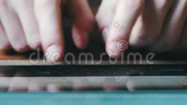 手指触摸虚拟<strong>按键</strong>构成触摸屏平板设备的<strong>数字</strong>键盘